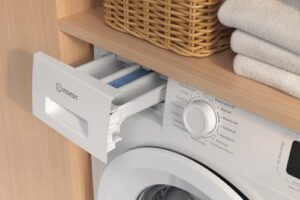 Lavatrice Indesit IM 642B MY TIME IT a carica frontale, ideale per piccoli nuclei familiari con capacità di 6 kg.