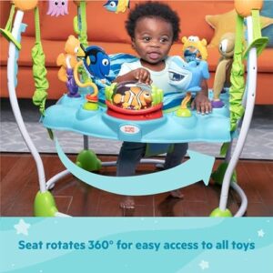 Bright Starts, Disney Baby, Centro Giochi di attività Saltellante, alla Ricerca di Nemo, 13+ Giocattoli, Stazione con Musica e Luci, Seduta Girevole a 360°, Regolabile, Sviluppo Motorio, da 6 Mesi+