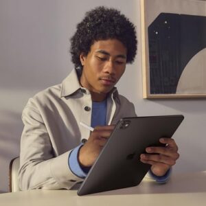 Apple iPad Pro 13" (M4): display Ultra Retina XDR, 512GB, fotocamera frontale orizzontale da 12MP, fotocamera posteriore da 12MP, Wi-Fi 6E + 5G con eSIM, Vetro standard — Nero siderale